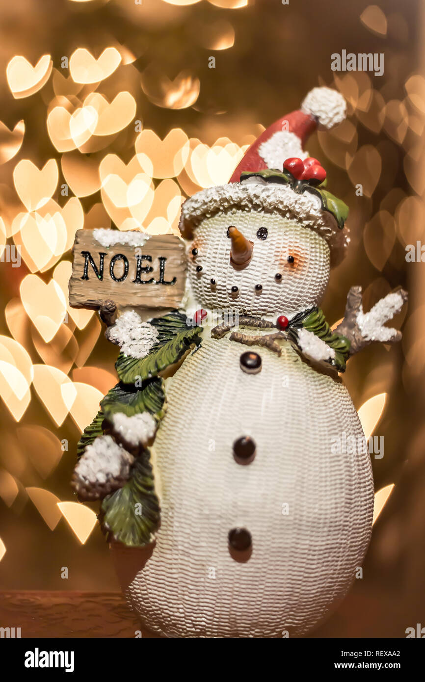 Natale Snowman decorazione con luci a forma di cuore intorno a lui Foto Stock