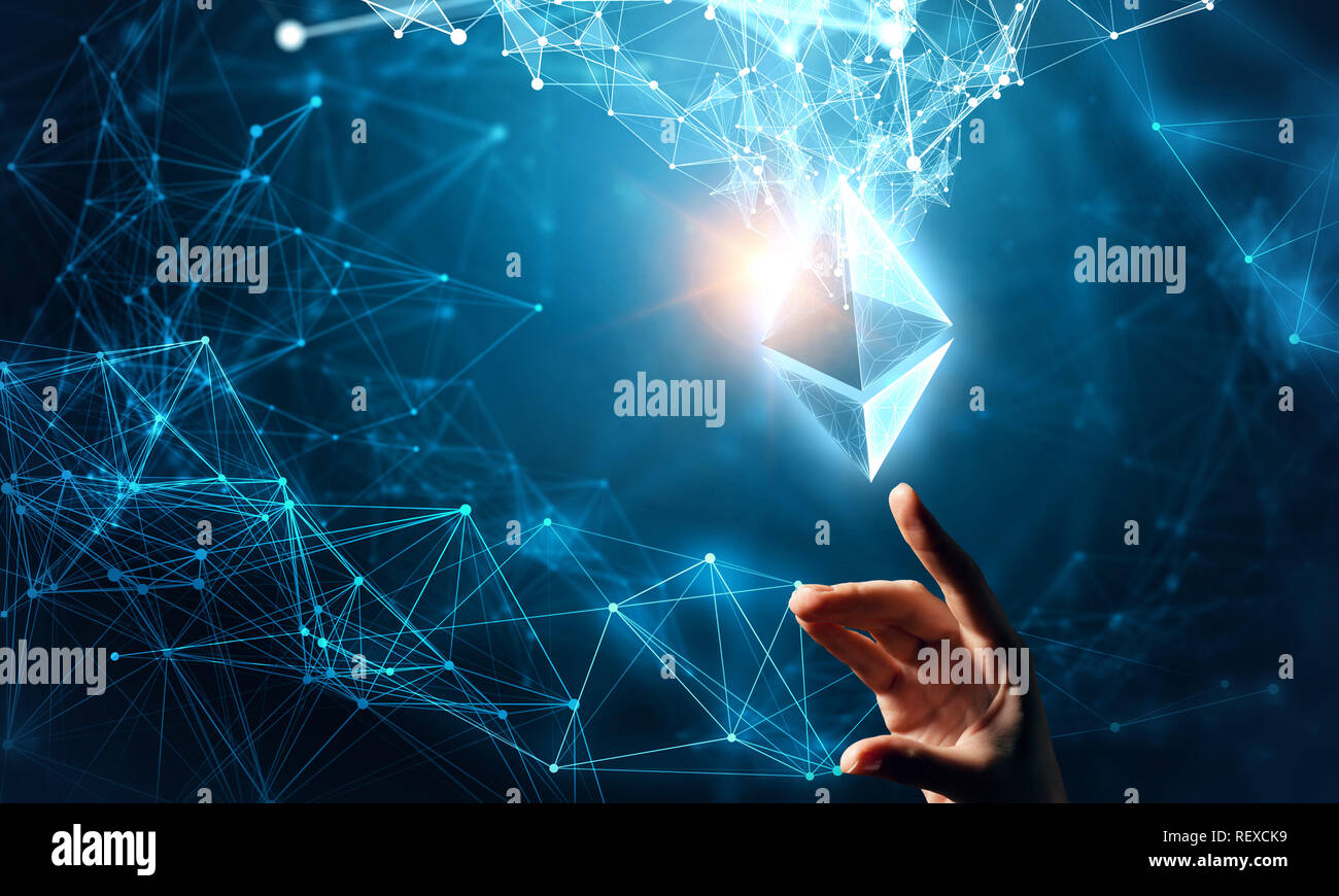 Bitcoin e Ethereum simboli astratti su sfondo blu. Il rendering 3D Foto Stock