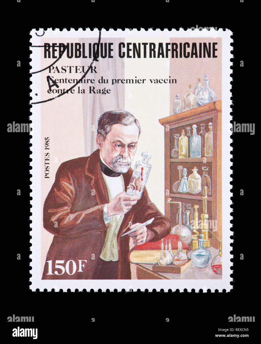 Francobollo dalla Repubblica Africana Centrale raffigurante Louis Pasteur e la scoperta del vaccino per la rabbia (Centennial). Foto Stock