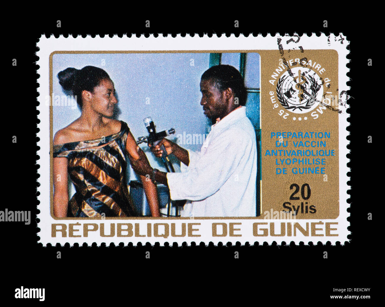 Francobollo della Guinea ma raffigurante una donna di essere vaccinati e l'OMS emblema. Foto Stock