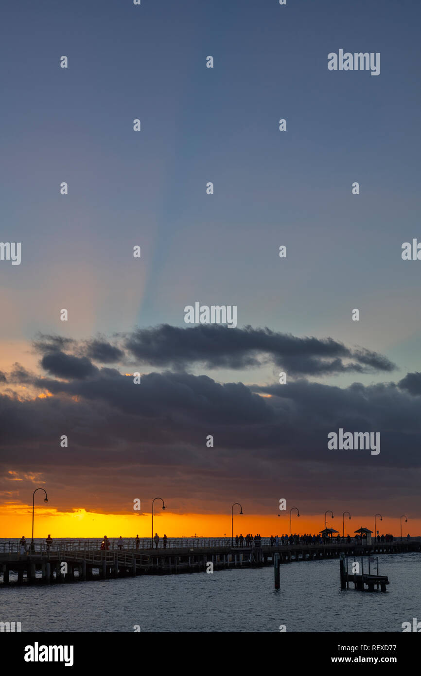 Impostazione di Sun della Baia di Port Phillip con St. Kilda pier in primo piano. Foto Stock