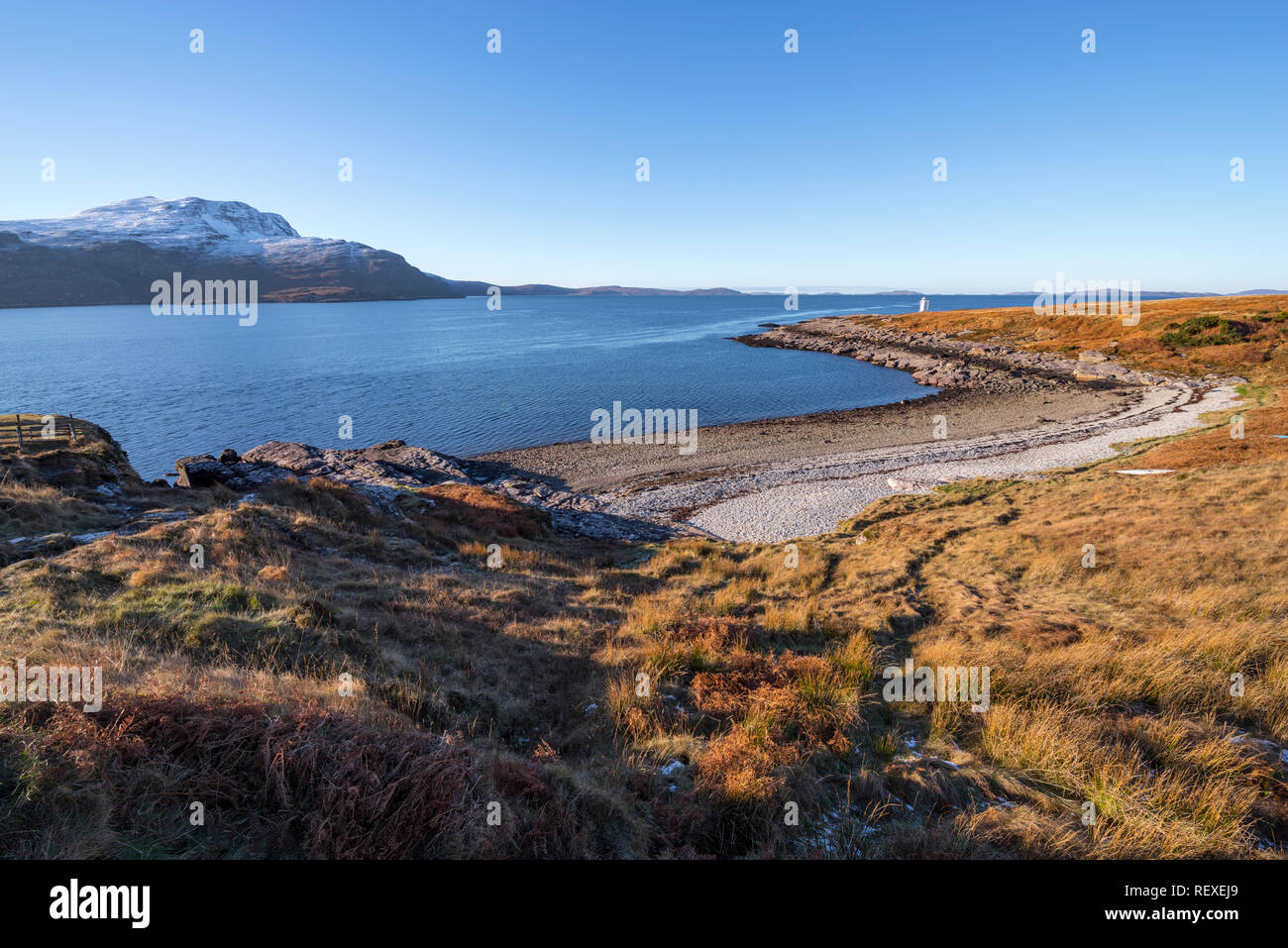 West coast paesaggio della spiaggia di ghiaia che conduce al faro Rhue cercando sul loch ginestra a Beinn Ghobhlach, Highlands scozzesi, Scotland, Regno Unito, Europa Foto Stock