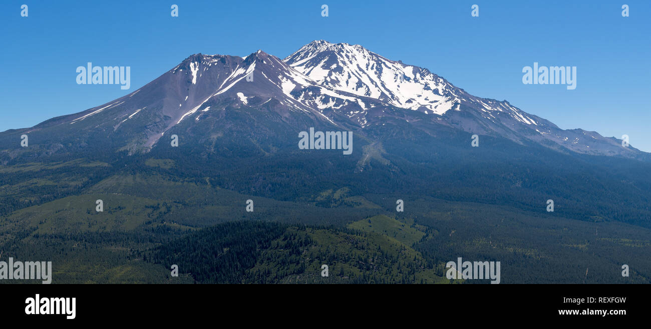 Vista panoramica della coperta di neve vetta del monte Shasta su una soleggiata giornata estiva, California Foto Stock