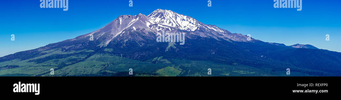 Vista panoramica della coperta di neve vetta del monte Shasta su una soleggiata giornata estiva, California Foto Stock