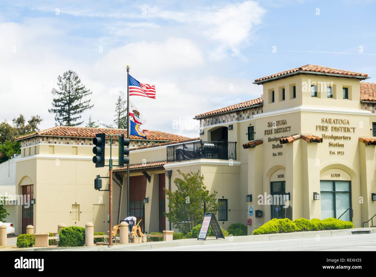 Aprile 26, 2017 Saratoga/CA/USA - Saratoga Vigili del Fuoco edificio in una giornata di sole Foto Stock