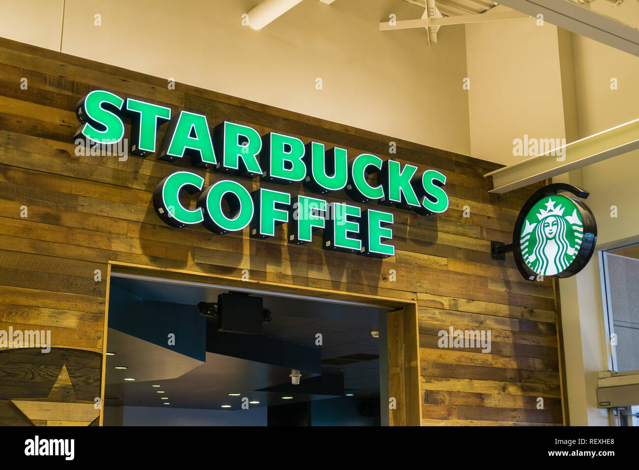 Agosto 4, 2017 Milpitas/CA/USA - caffè Starbucks in grande Mall, San Francisco Bay Area Foto Stock