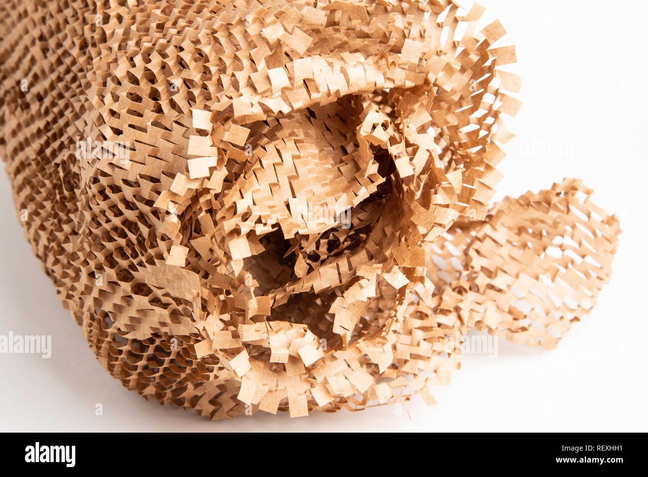 Un trefolato fino e accartocciata riciclabile carta marrone del bocchettone di rifornimento e il materiale di imballaggio. Foto Stock