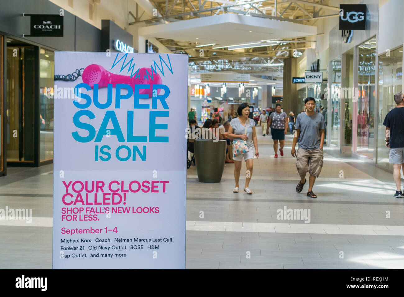 1 settembre 2017 Milpitas/CA/USA - La gente lo shopping al grande centro commerciale durante il travaglio giorno vendita weekend, San Francisco Bay Area Foto Stock