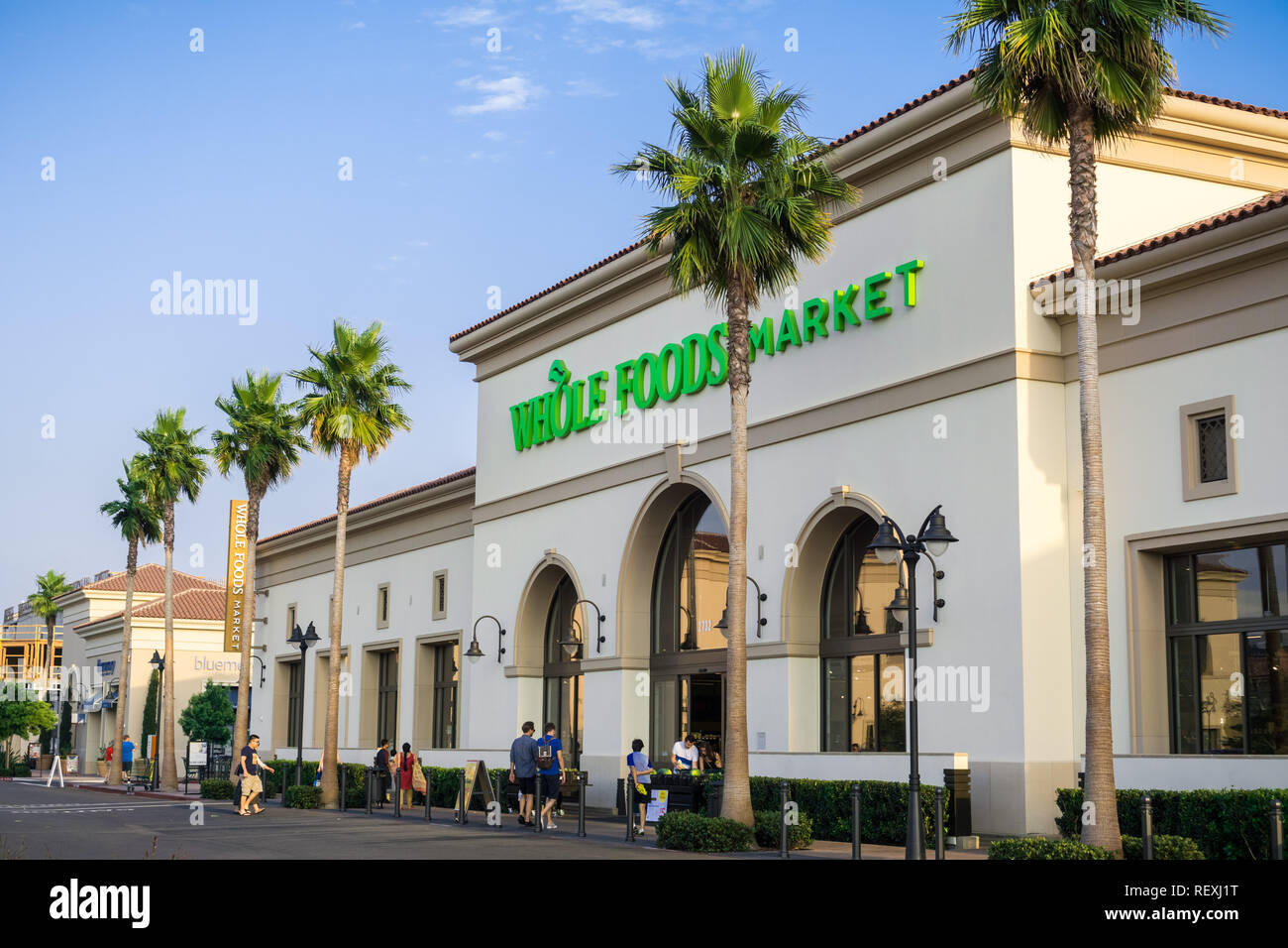 2 settembre 2017 Santa Clara/CA/USA - La gente lo shopping al Whole Foods supermercato si trova a Santa Clara Square Marketplace , South San Francisco Foto Stock