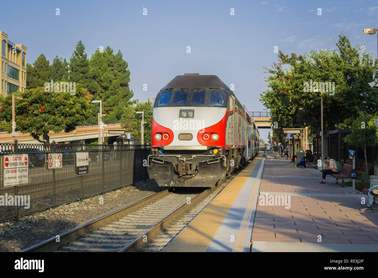 Il 5 settembre 2017 Sunnyvale/CA/USA - prendete il treno locale in partenza il treno dalla stazione di South San Francisco Bay Foto Stock