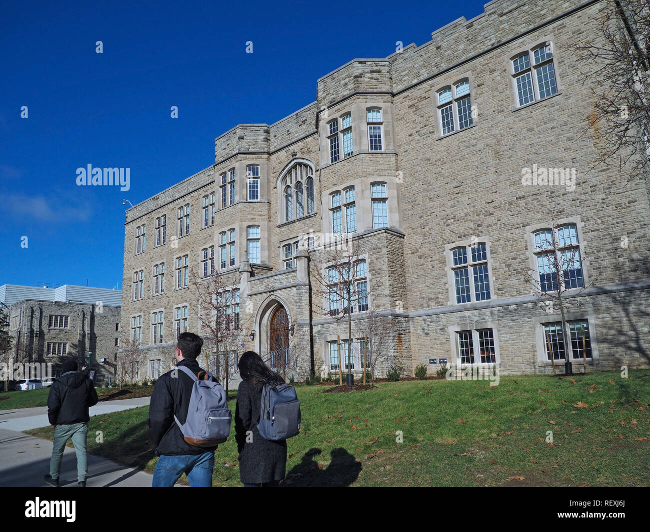Università Campus con stile neo-gotico costruzione in pietra con finestre in vetro piombato Foto Stock