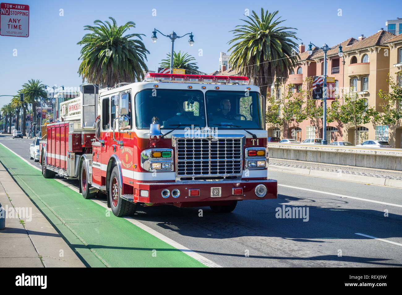 7 ottobre 2017 San Francisco/CA/USA - vigile del fuoco il motore della guida su strada Embarcadero durante la settimana della flotta Foto Stock