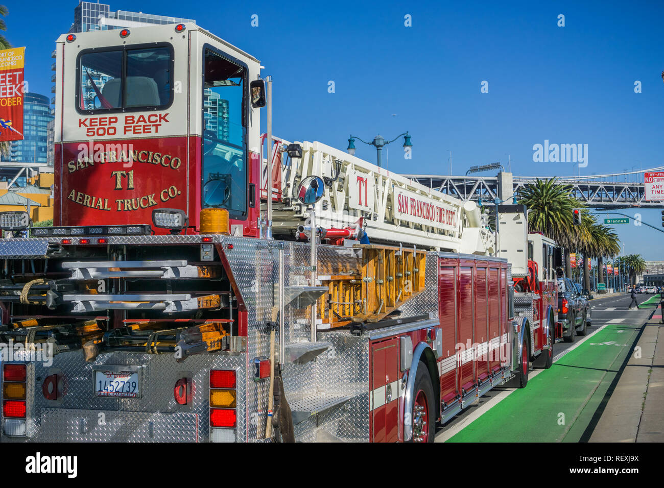 7 ottobre 2017 San Francisco/CA/USA - vigile del fuoco il motore della guida su strada Embarcadero durante la settimana della flotta Foto Stock