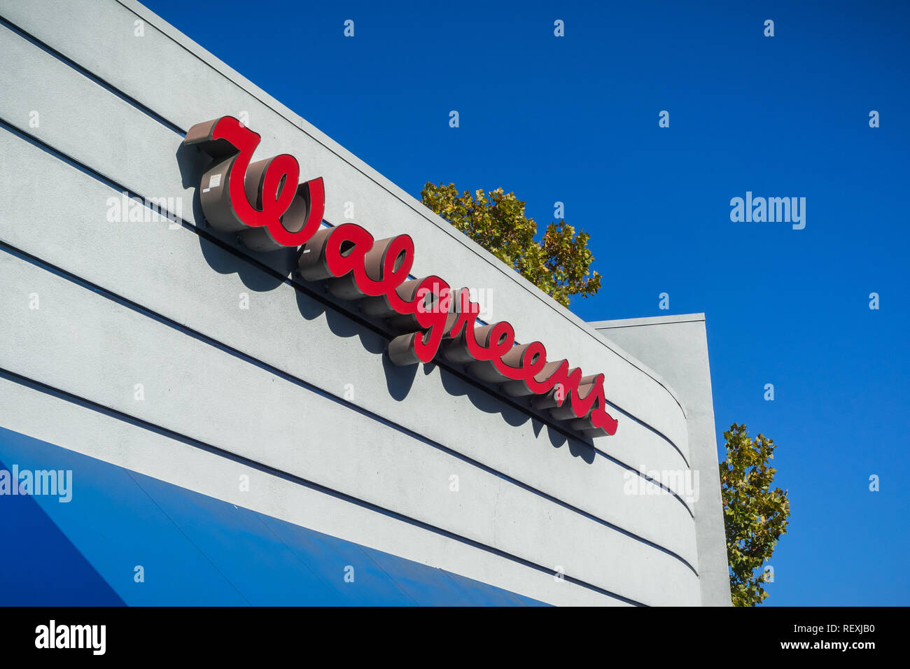 Ottobre 24, 2017 Sunnyvale/California - Walgreens logo sopra l'entrata della farmacia Foto Stock