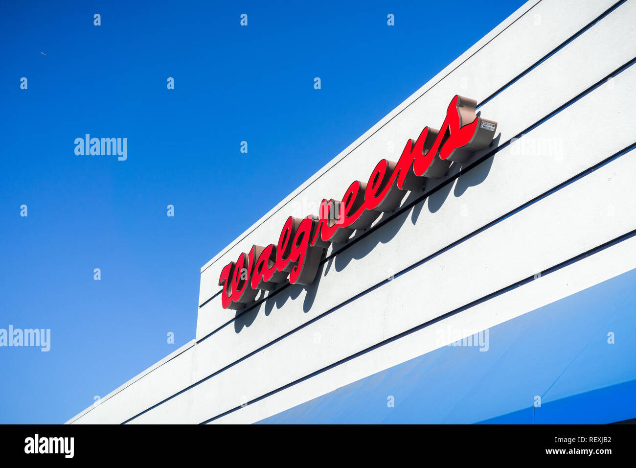 Ottobre 26, 2017 Sunnyvale/California - Walgreens logo sopra l'entrata della farmacia Foto Stock