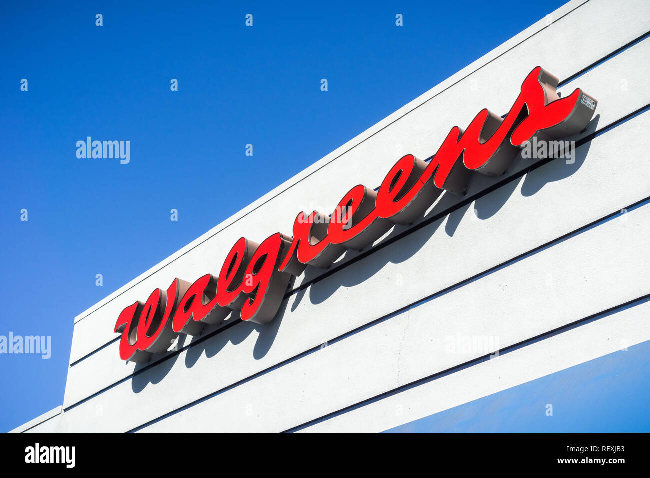 Ottobre 26, 2017 Sunnyvale/California - Walgreens logo sopra l'entrata della farmacia Foto Stock