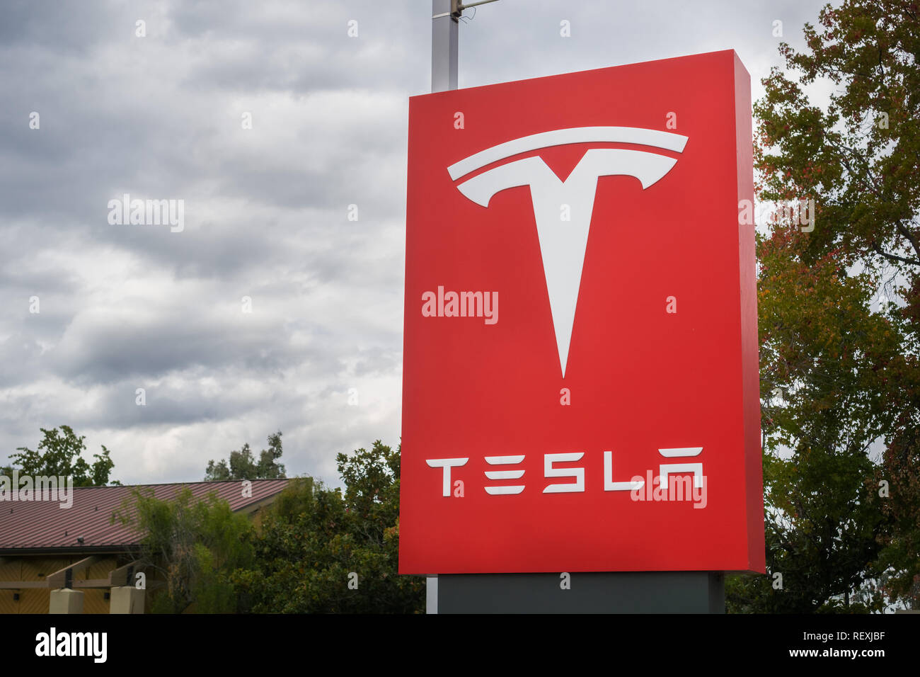 2 novembre 2017 Sunnyvale/CA/USA - Tesla logo nella parte anteriore di uno showroom situato nella baia di San Francisco; cielo nuvoloso in background Foto Stock