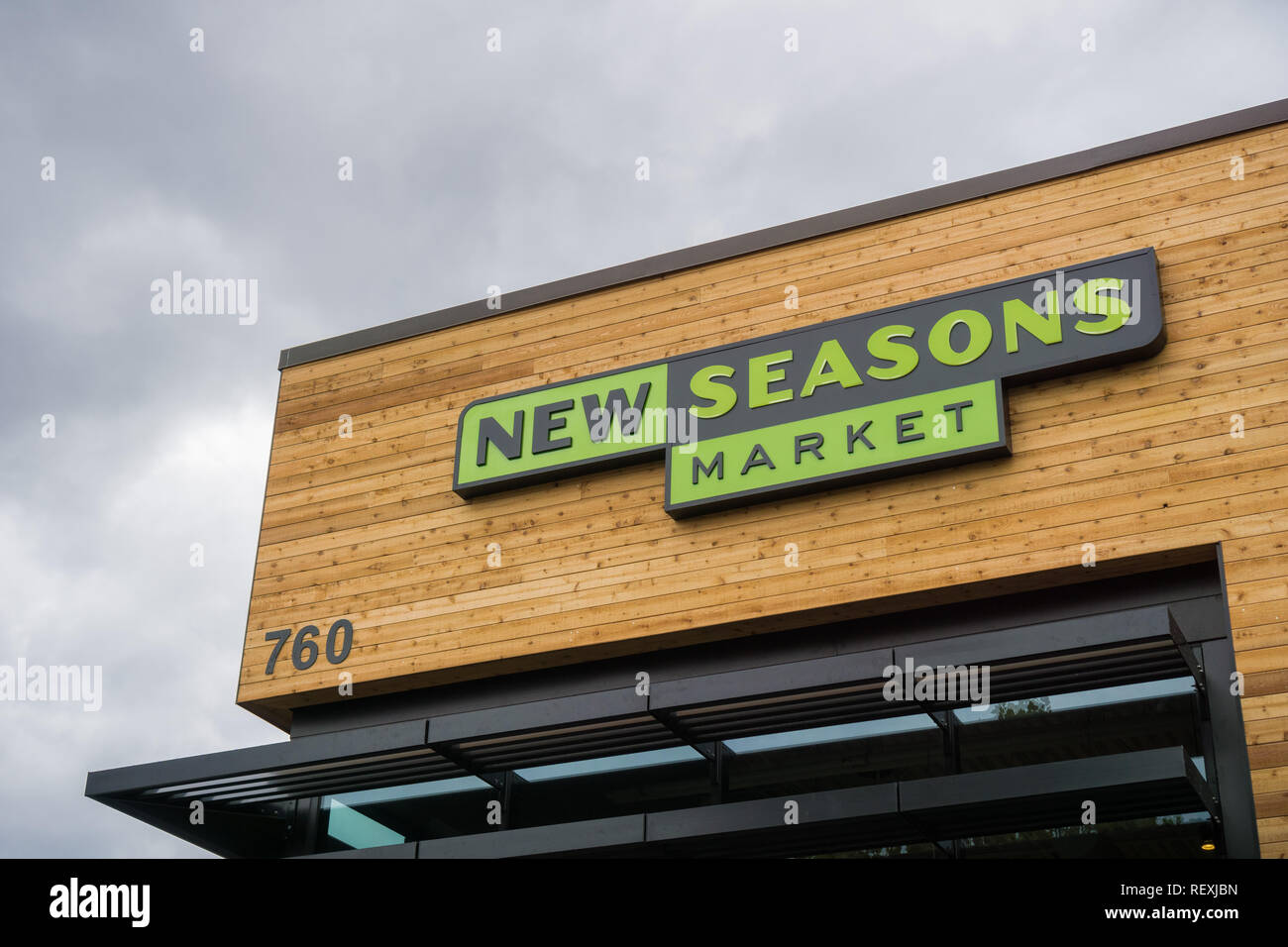 2 novembre 2017 Sunnyvale/CA/USA - Il logo sulla vetrina del recentemente aperto nuove stagioni mercato, South San Francisco Bay in un giorno nuvoloso Foto Stock