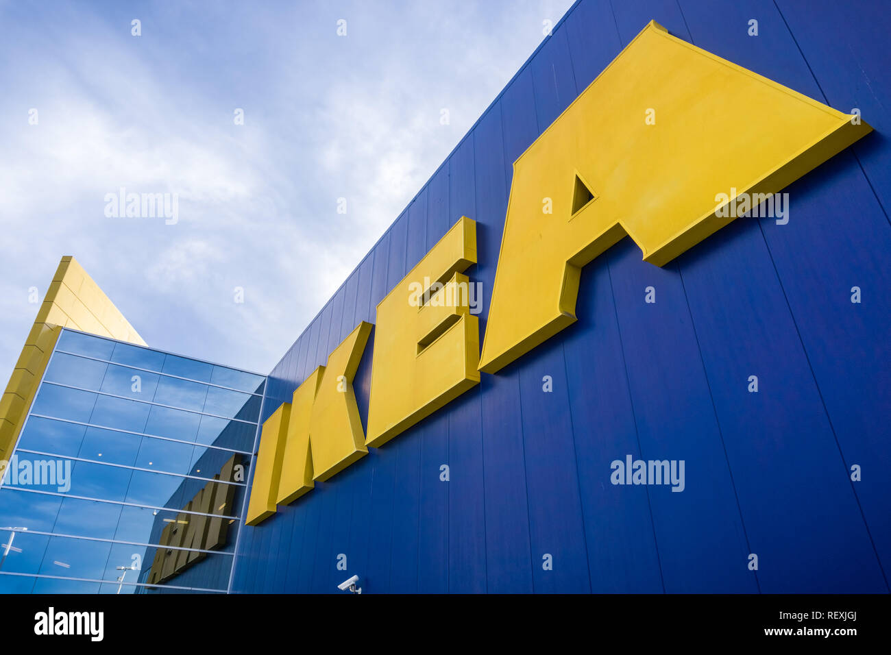 Novembre 25, 2017 East Palo Alto/CA/USA - negozio IKEA logo su uno sfondo con cielo nuvoloso, Silicon Valley, San Francisco Bay Area Foto Stock
