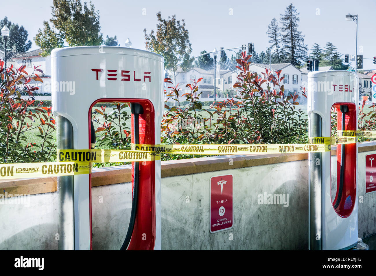 Dicembre 4, 2017 Sunnyvale/CA/USA - New Tesla stazione di carica circa per aprire nel centro cittadino di Sunnyvale, Silicon Valley, la baia di San Francisco Foto Stock