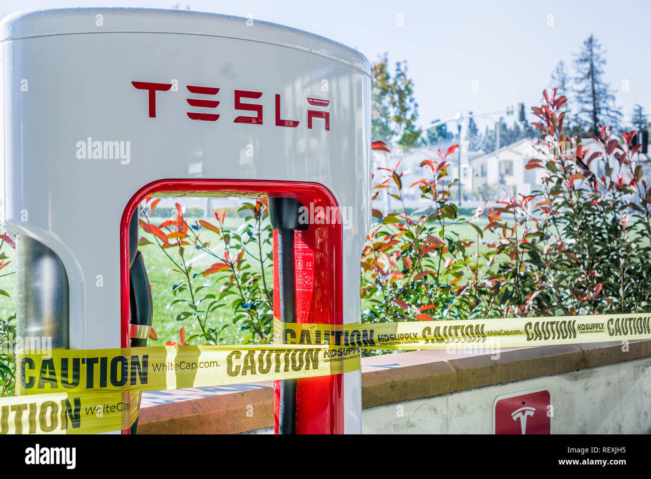 Dicembre 4, 2017 Sunnyvale/CA/USA - New Tesla stazione di carica circa per aprire nel centro cittadino di Sunnyvale, Silicon Valley, la baia di San Francisco Foto Stock