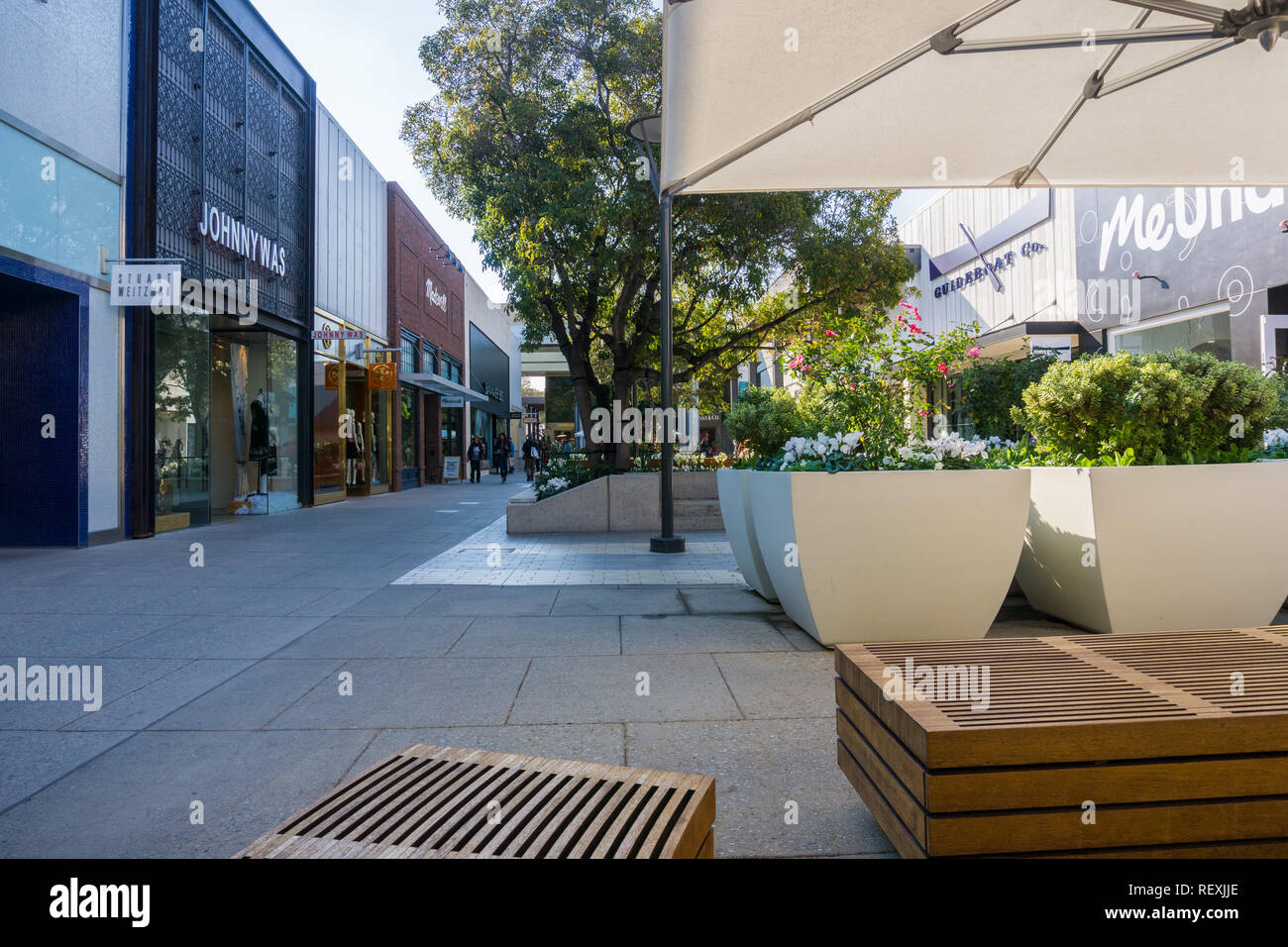 Dicembre 7, 2017 Palo Alto / CA / STATI UNITI D'AMERICA - Camminare attraverso l'aria aperta Stanford shopping center di San Francisco Bay Area Foto Stock