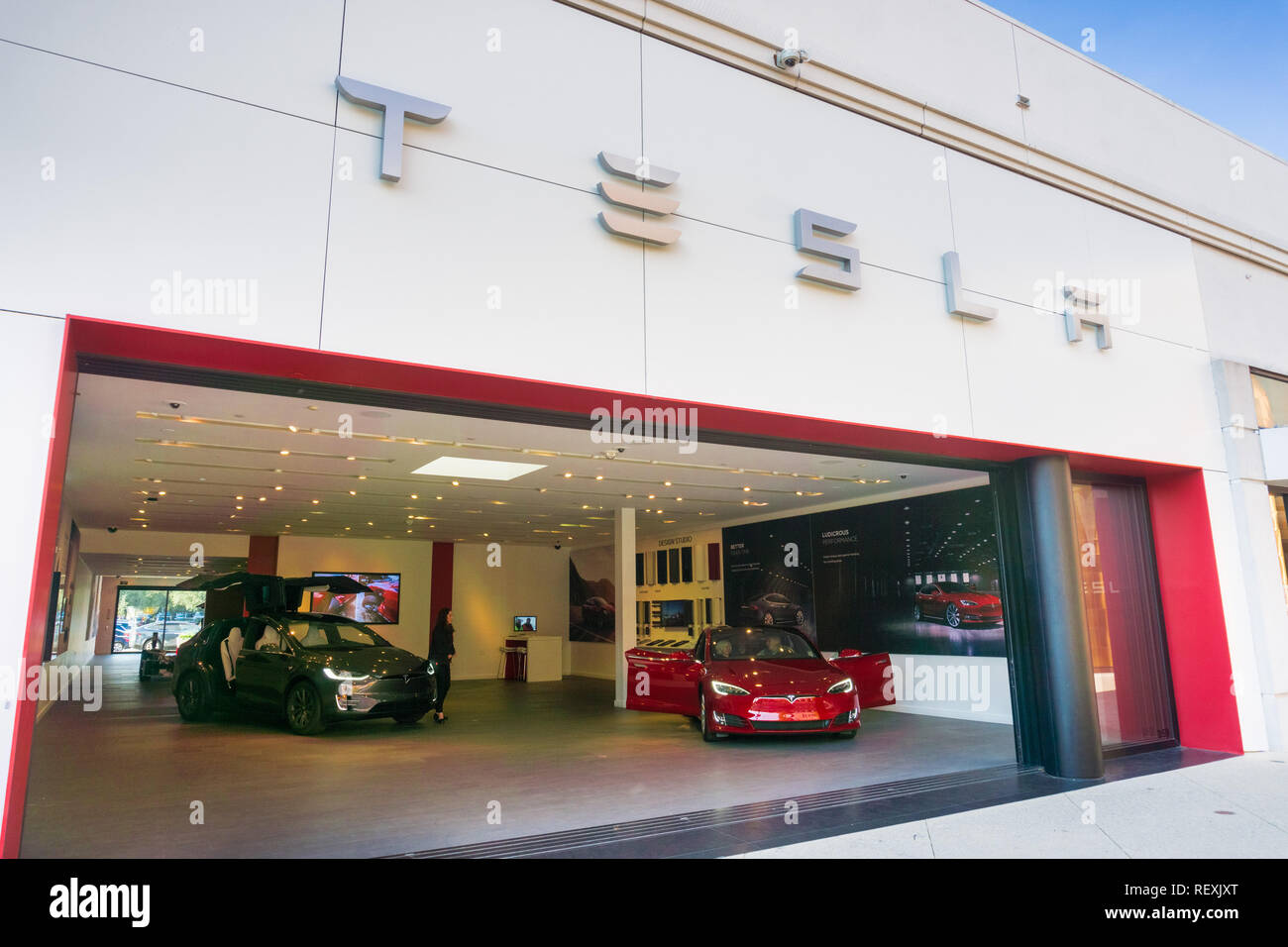 Dicembre 7, 2017 Palo Alto / CA / STATI UNITI D'AMERICA - showroom Tesla visualizzazione Tesla Model S e la Tesla Model X, situato nell'elegante aria aperta Stanford Shopping Foto Stock