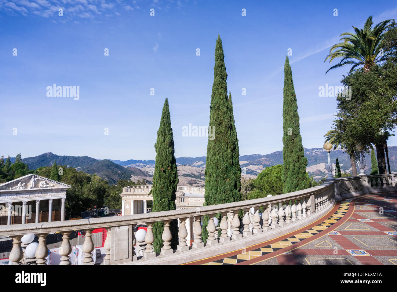 Dicembre 23, 2017 San Simeon / CA / STATI UNITI D'AMERICA - Terrazza con vista sulle colline circostanti e le valli, il Castello di Hearst Foto Stock