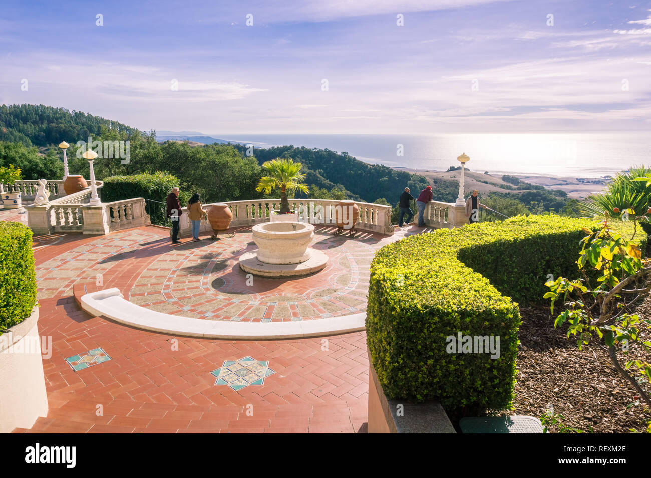 Dicembre 23, 2017 San Simeon / CA / STATI UNITI D'AMERICA - Persone di scattare le foto sulla terrazza Sud presso il Castello di Hearst Foto Stock