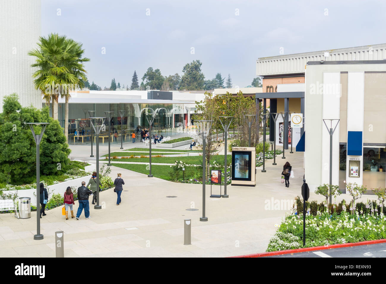 Gennaio 11, 2018 Palo Alto / CA / STATI UNITI D'AMERICA - People shopping all'aria aperta Stanford shopping center di San Francisco Bay Area Foto Stock