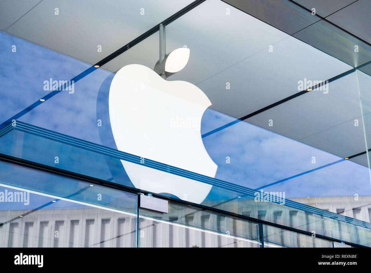 Gennaio 11, 2018 Palo Alto / CA / STATI UNITI D'AMERICA - logo Apple sopra l'entrata al negozio situato a Stanford shopping center Foto Stock