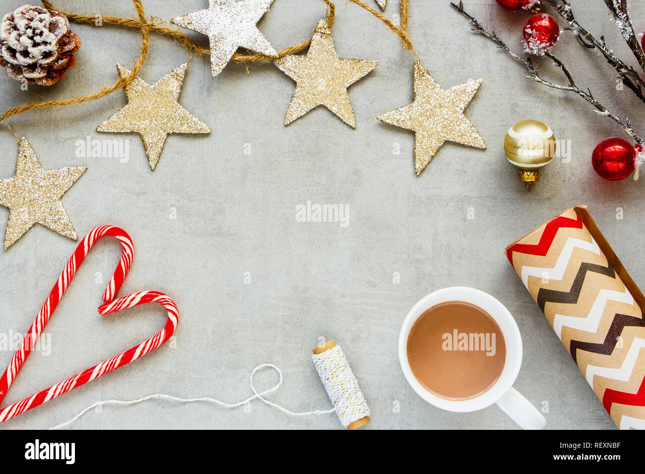 Flat-lay di cioccolata calda e le decorazioni di Natale. Ottenere pronto per il nuovo anno di vacanza. Christmas Festive umore Foto Stock