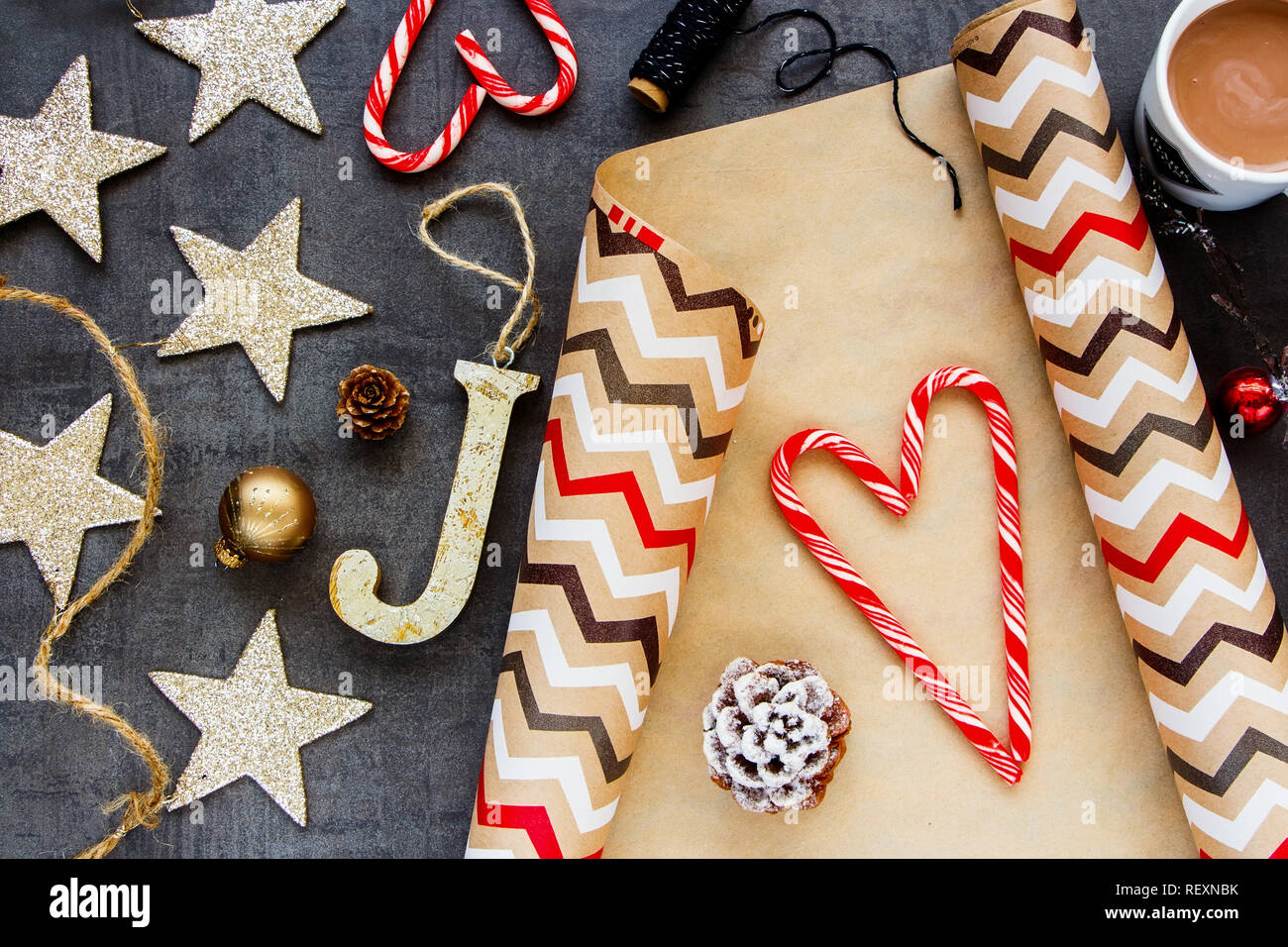 Preparazione per il nuovo anno di vacanza. Flat-lay di decorazioni di Natale e cioccolata calda. Christmas Festive umore Foto Stock