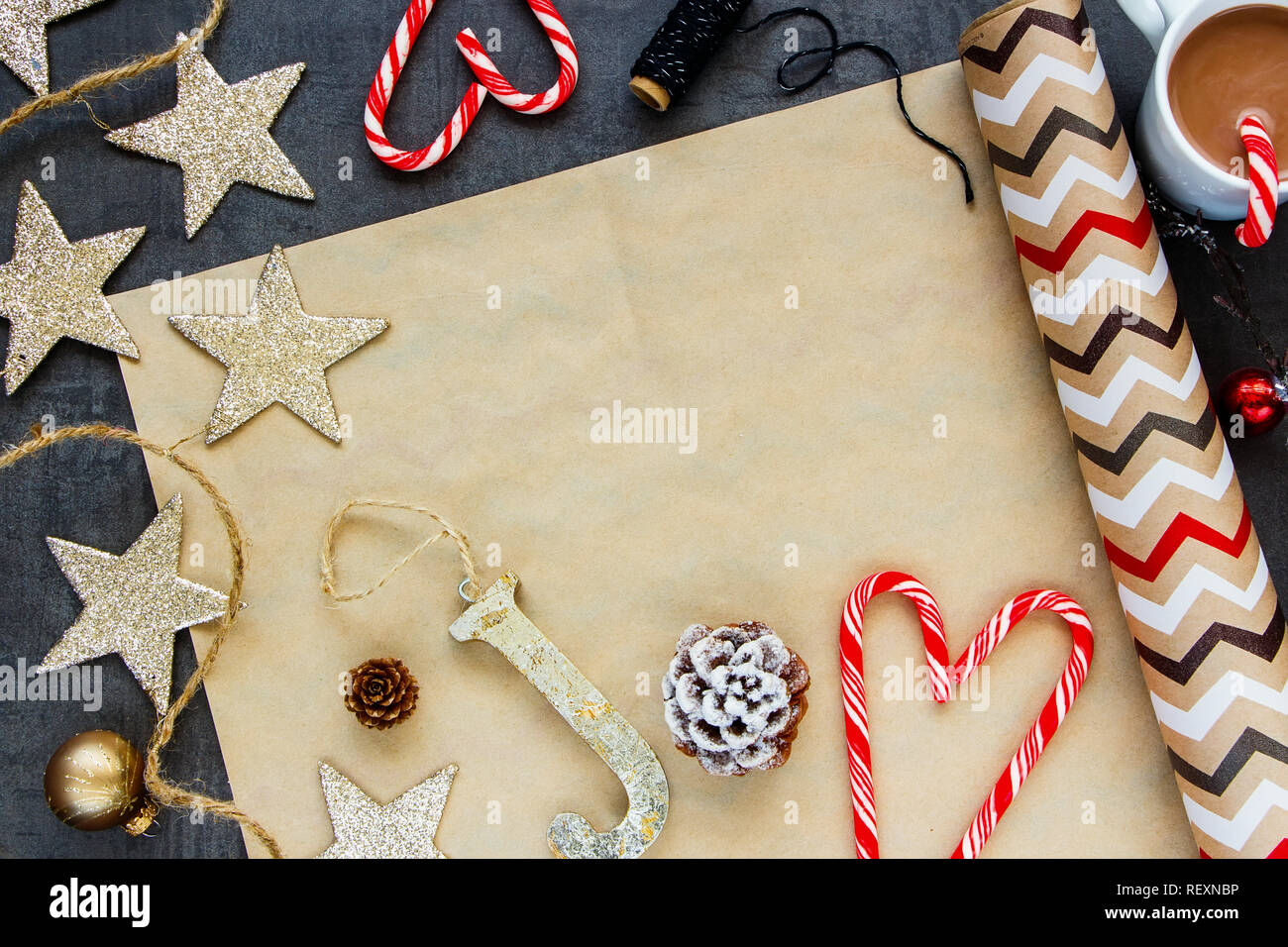 Preparazione per il nuovo anno di vacanza. Le decorazioni di Natale e cioccolata calda laici piana. Christmas Festive umore Foto Stock