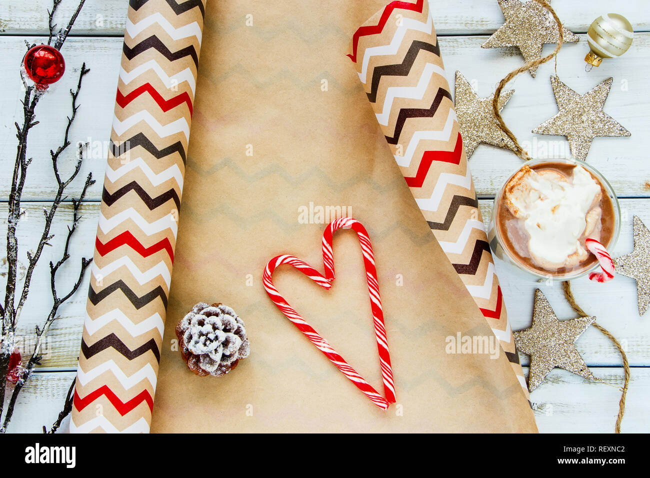 Flat-lay di cioccolata calda con panna montata e le decorazioni di Natale. Anno nuovo Umore festive Foto Stock