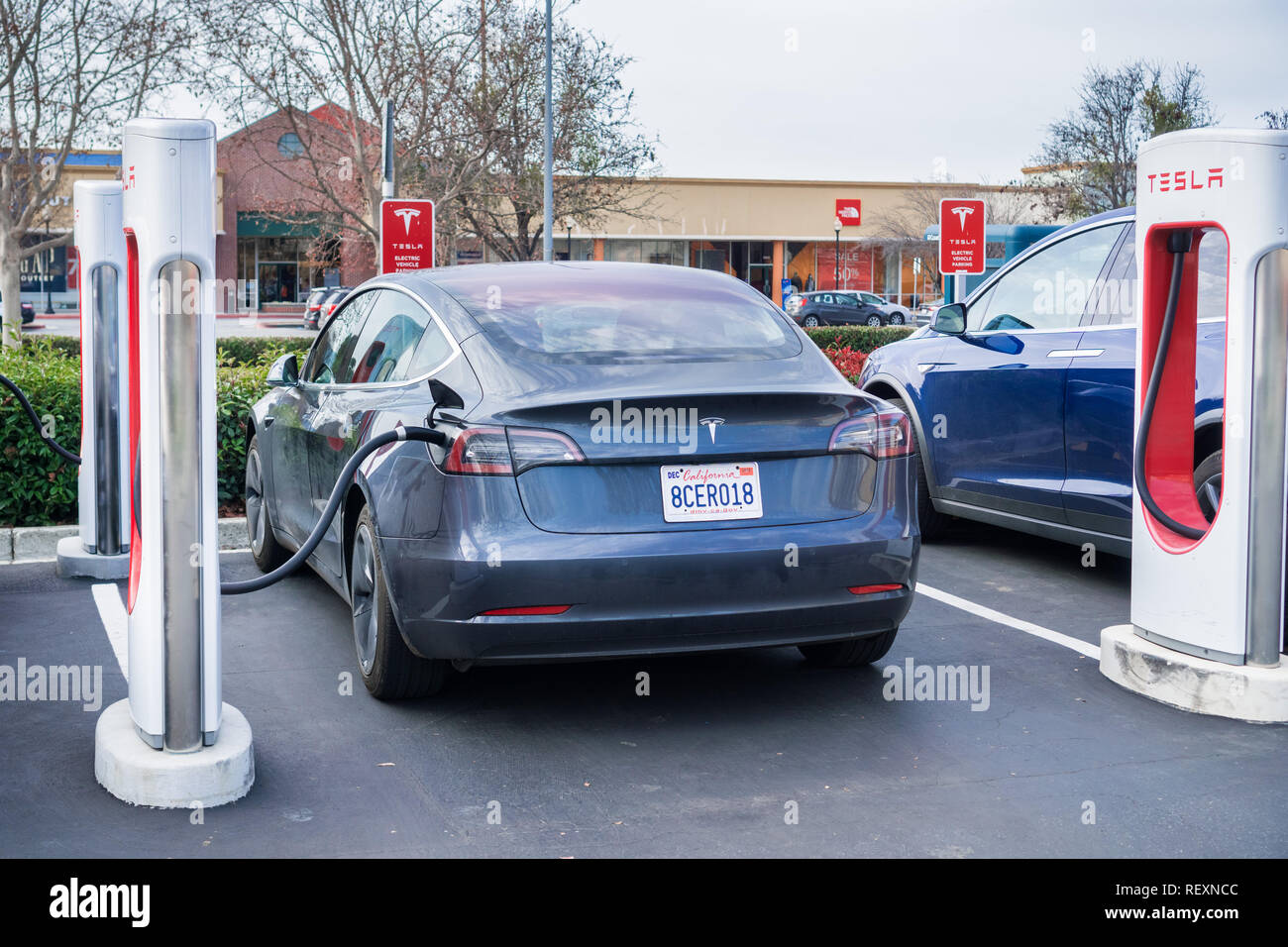Gennaio 15, 2018 Gilroy / CA / STATI UNITI D'AMERICA - Il nuovo modello Tesla 3 arrestato in corrispondenza di una stazione di supercharger è situato a sud di San Francisco Bay Area Foto Stock