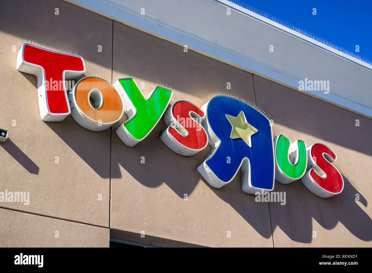 Gennaio 30, 2018 Sunnyvale / CA / STATI UNITI D'AMERICA - Toys R Us logo sopra l'entrata di uno dei negozi nella zona della baia di San Francisco Foto Stock