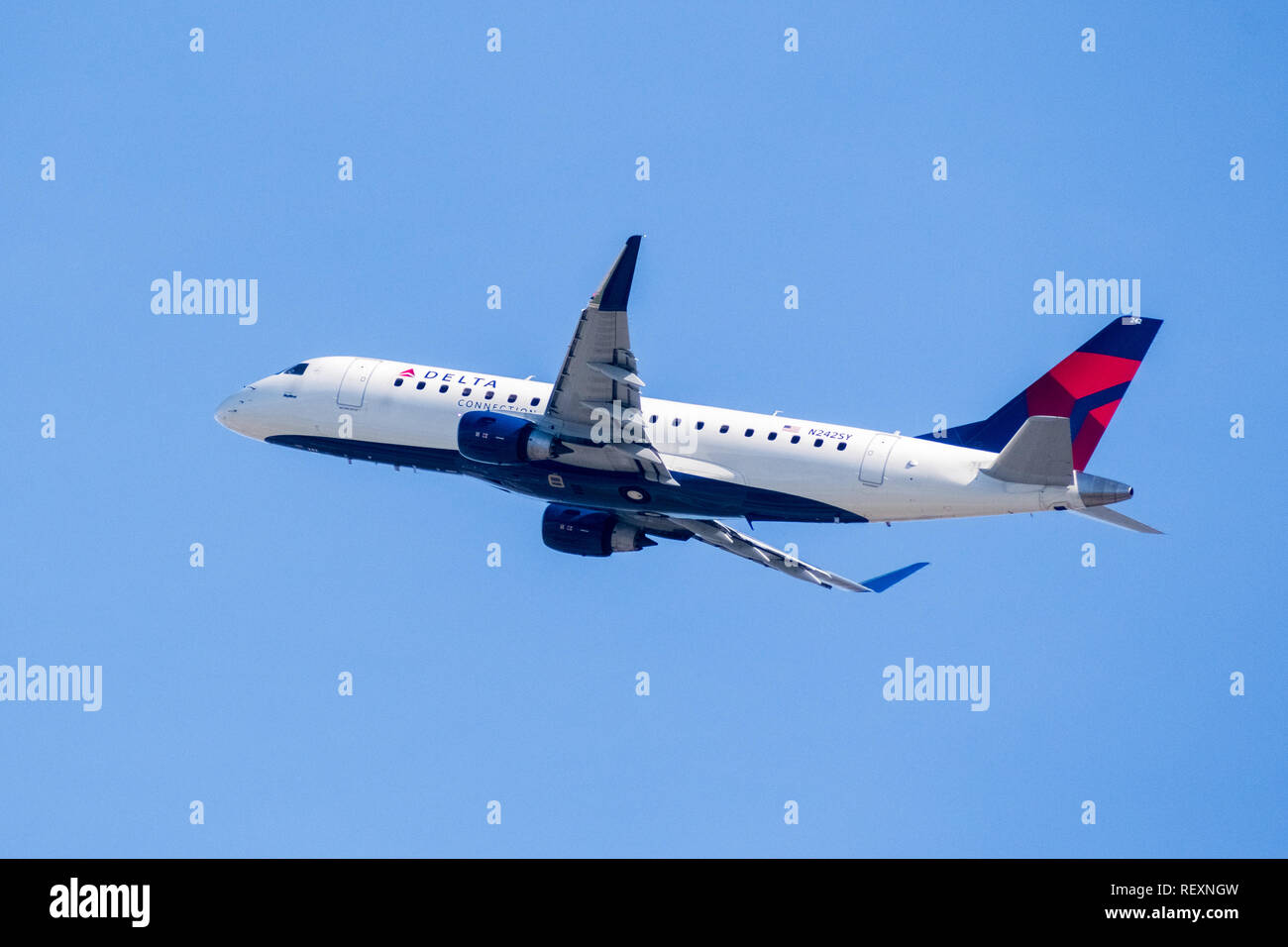 Il 31 gennaio 2018 San Jose / CA / STATI UNITI D'AMERICA - Delta Airlines aereo subito dopo il decollo da Norman Y. Mineta San Jose International Airport, Silicon Valley Foto Stock