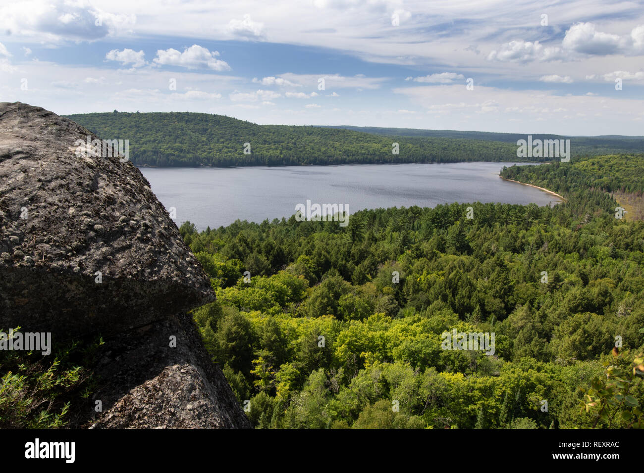 Boulder al vertice di Booth Rock Trail affacciato Algonquin Park paesaggio. Foto Stock