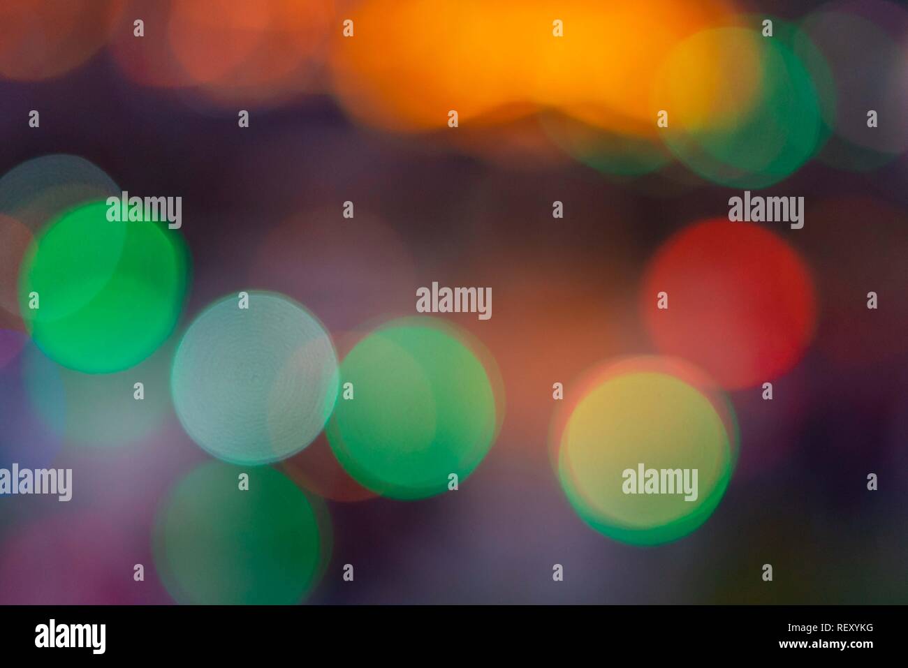 Immagine di sfocato sfondo bokeh di fondo a caldo con luci colorate. (Vintage tono) Foto Stock