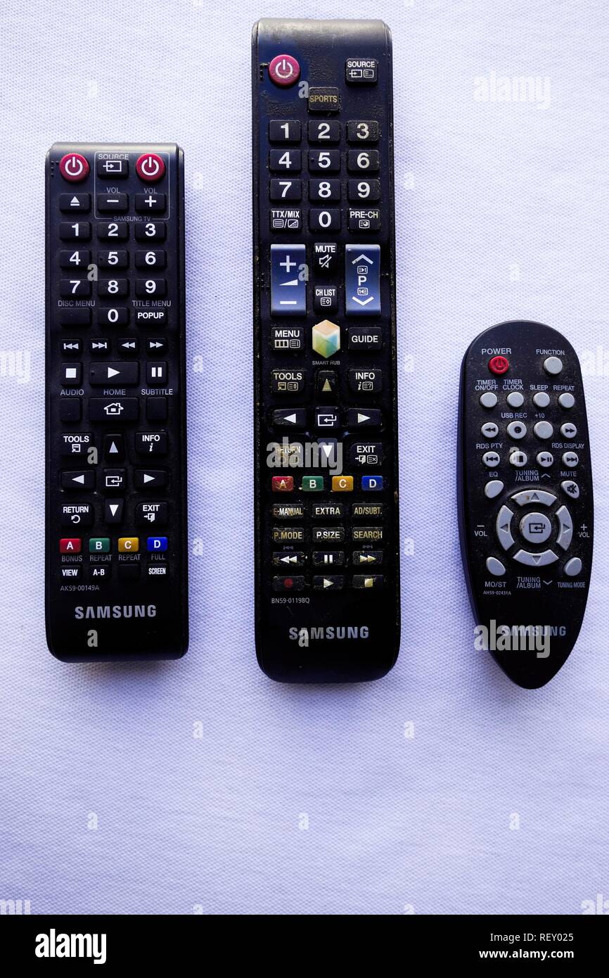 TV, Blu-ray e sistema Hi-Fi controlli remoti isolati su bianco Foto Stock