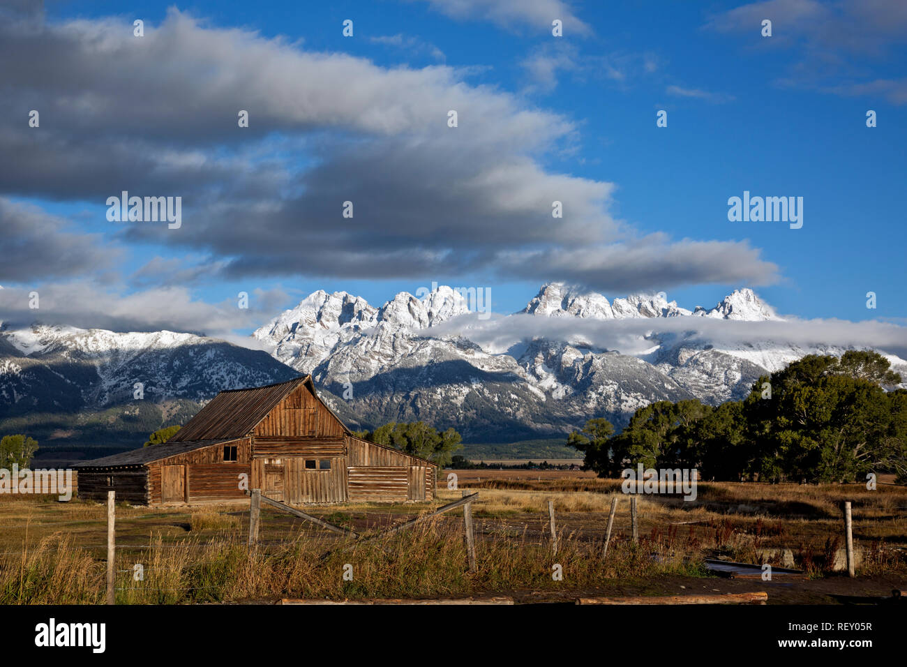 WY02901-00...WYOMING - vecchio fienile con i Teton Range sullo sfondo situato lungo la storica mormone riga nel Parco Nazionale di Grand Teton. Foto Stock