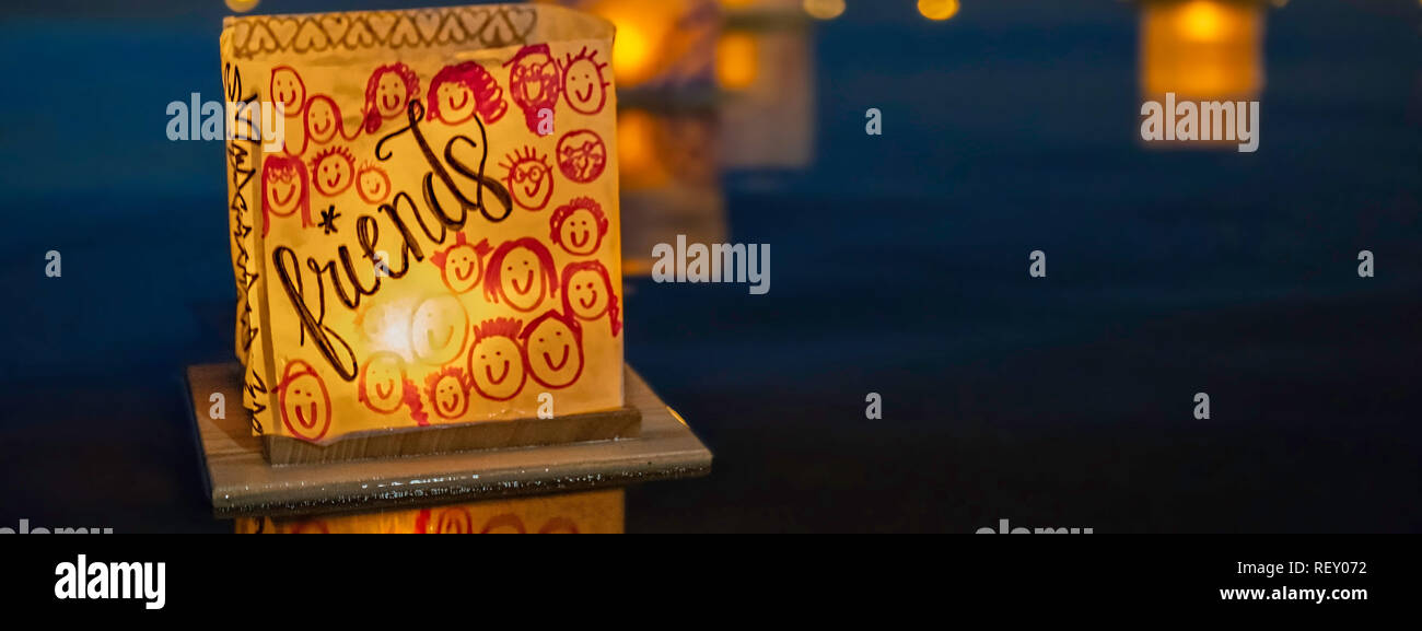 Un east coast festa delle lanterne con personale messaggi di ispirazione galleggiante sull'acqua. Foto Stock