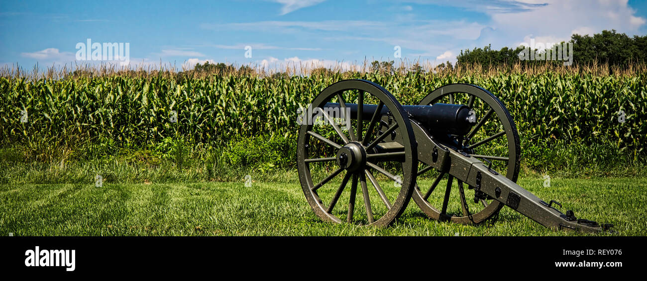 Una canon si trova nei pressi di un campo di mais a campi di battaglia della Guerra Civile in Virginia. Foto Stock