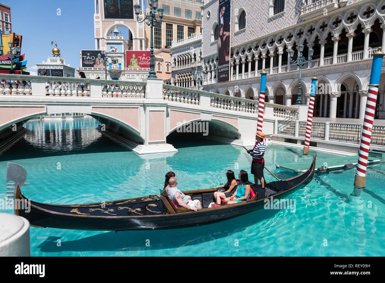 Las Vegas, Nevada, Stati Uniti d'America - 1 Settembre 2017: turisti godendo di giro in gondola al Grand Canal al Venetian Resort Hotel Casino e. Questo lussuoso hotel a caldo Foto Stock