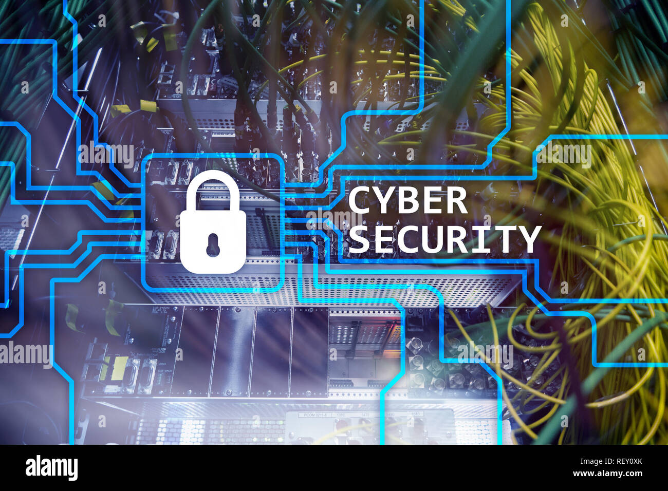 Cyber security, informazioni privacy e protezione dei dati concetto sulla sala server sfondo. Foto Stock