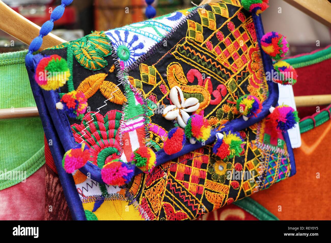 Un meraviglioso, vivacemente colorato in borsa per la vendita in un mercato olandese, Amsterdam, Olanda. Foto Stock