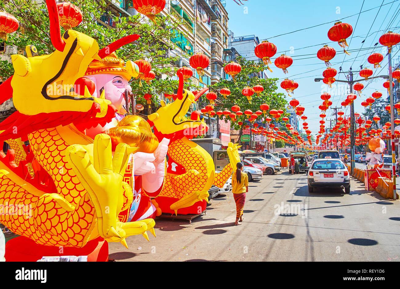 YANGON, MYANMAR - 17 febbraio 2018: Godetevi il nuovo anno cinese festa delle lanterne e installazione gonfiabile di dio della ricchezza con draghi in Maha divieto Foto Stock
