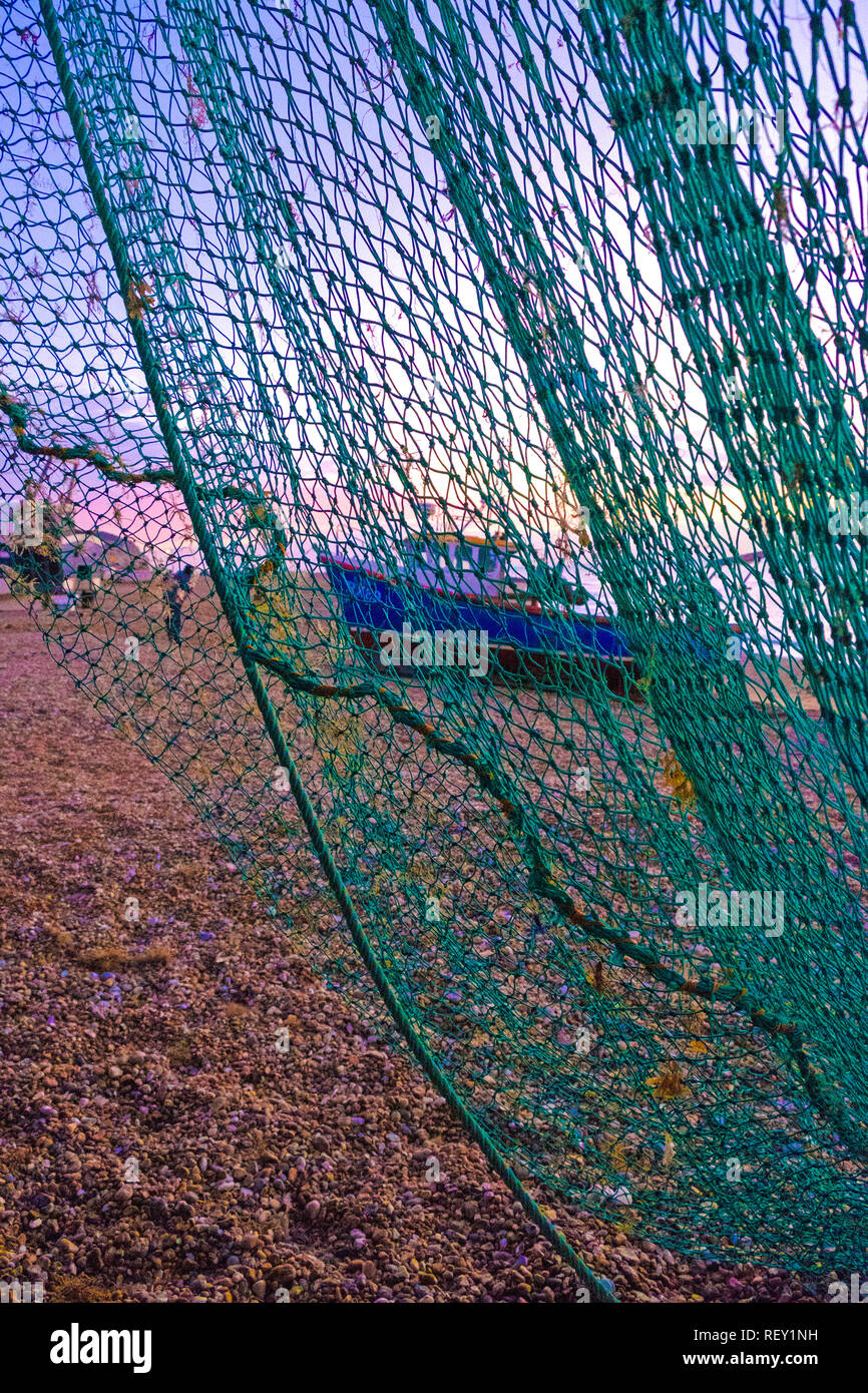 Hastings Stade barca da pesca sbarco all'alba, East Sussex. Regno Unito Foto Stock