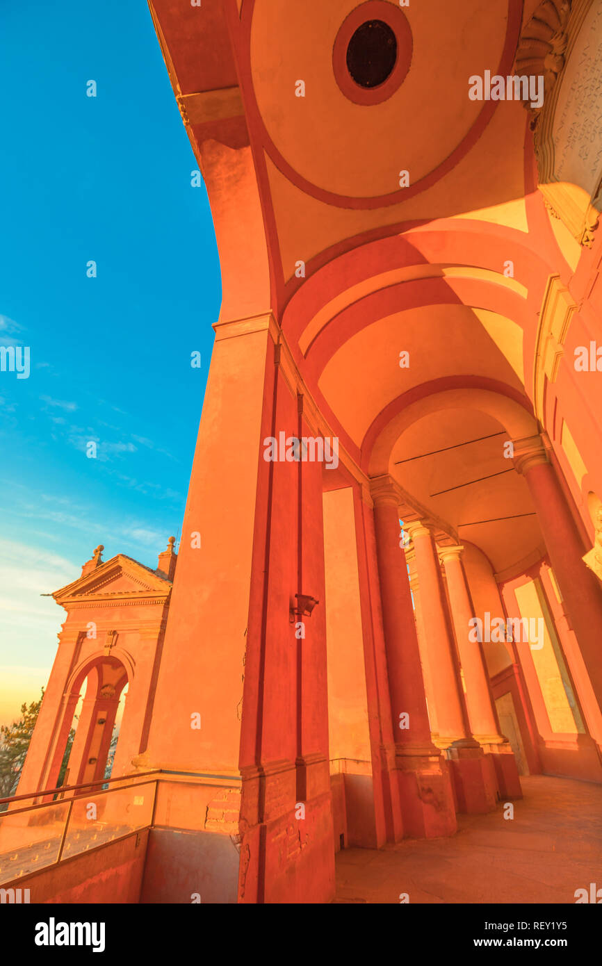 Colonnato della Basilica di San Luca, il più lungo arco nel mondo che conduce al San Luca Santuario della città di Bologna in Italia. Fondo di architettura. Colpo verticale. Foto Stock